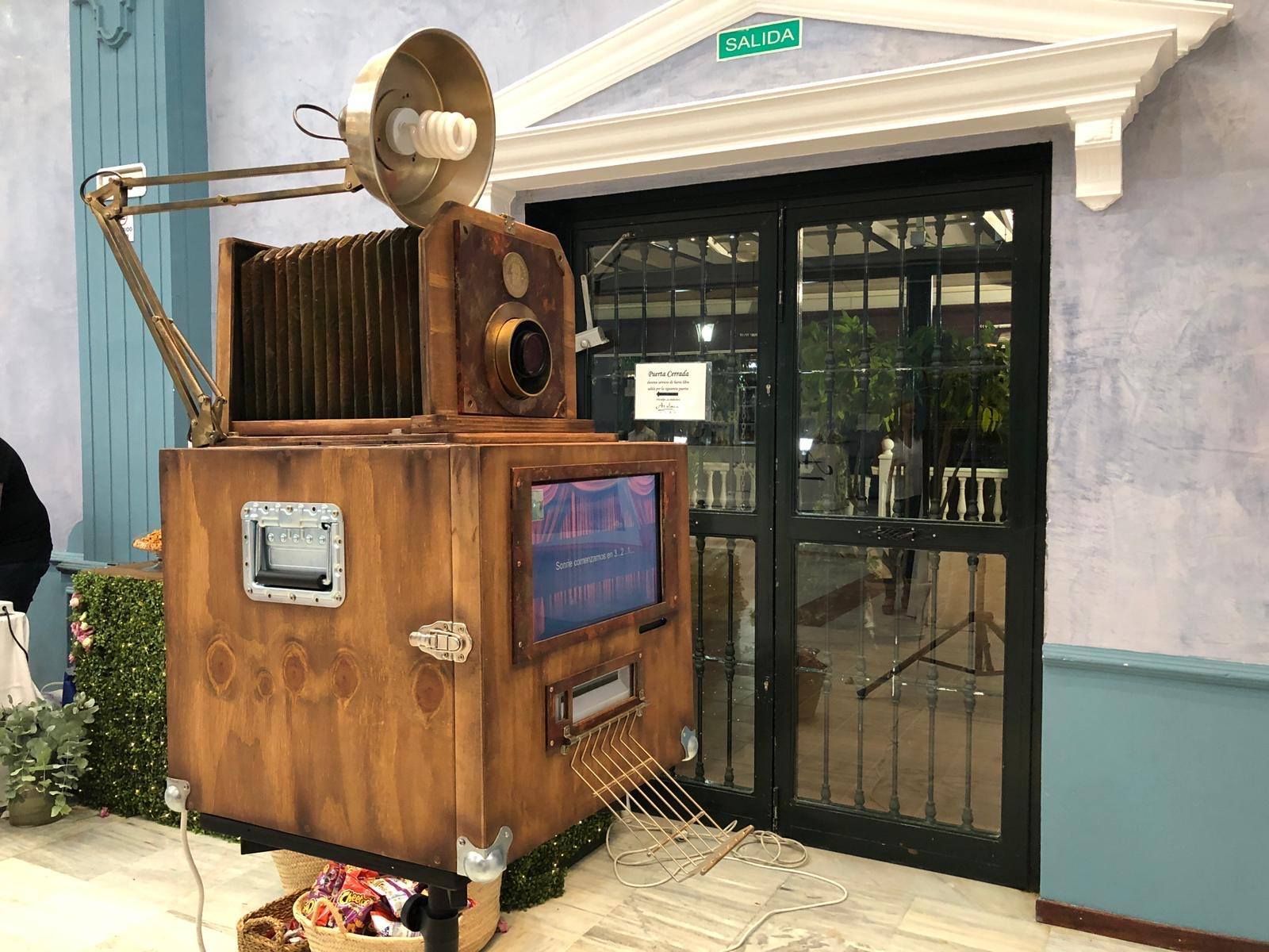 Una gran cámara de madera está situada delante de un edificio.