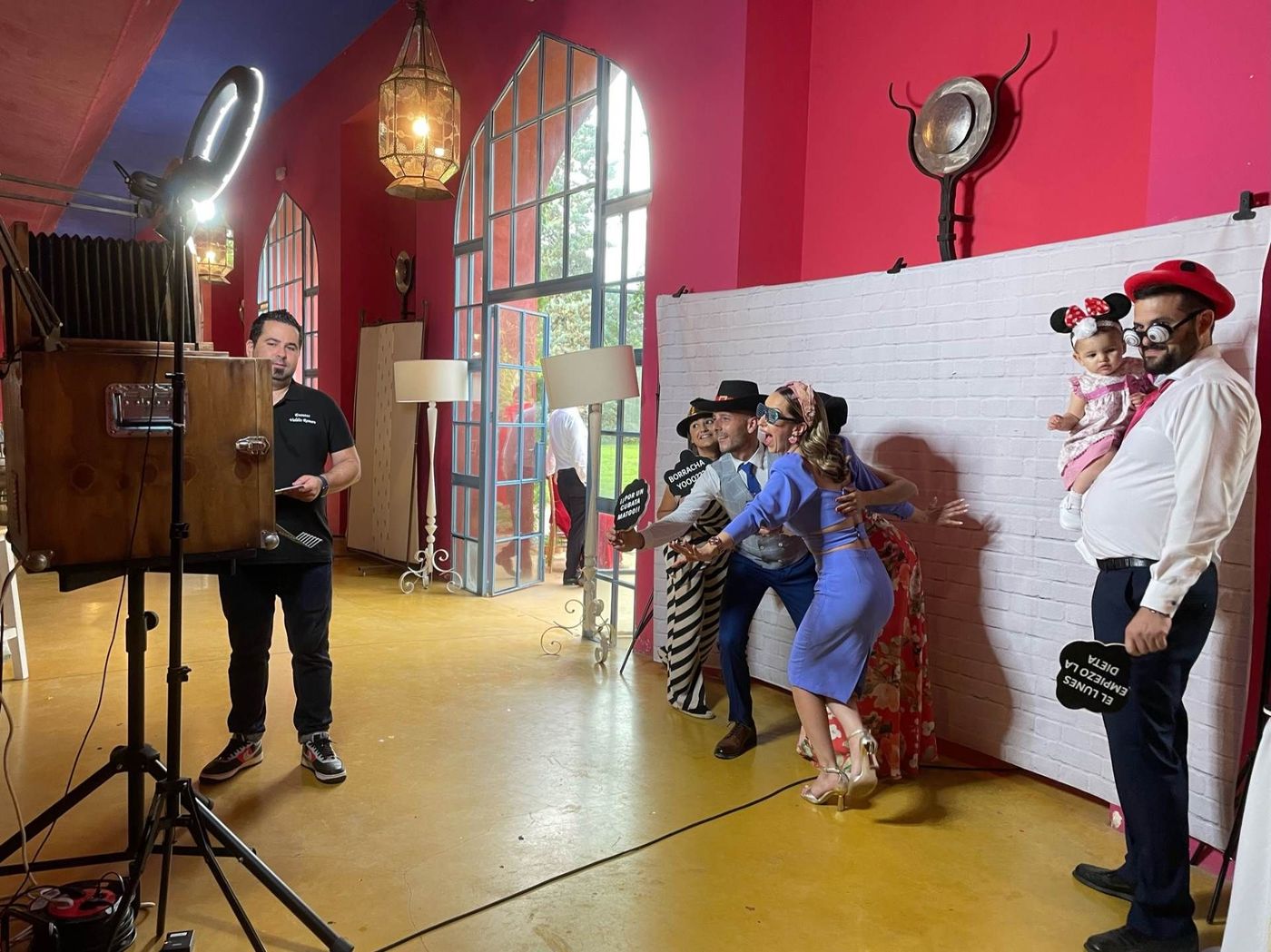Un grupo de personas posan para una fotografía en un fotomatón.