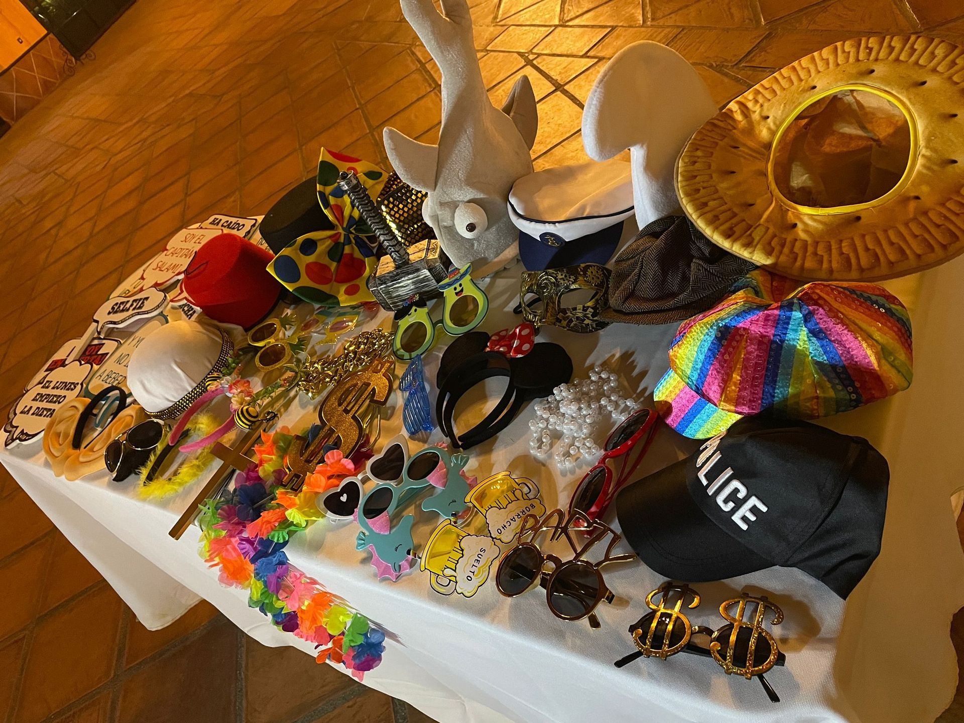 Un hombre está tomando una fotografía de un grupo de personas posando para una fotografía.