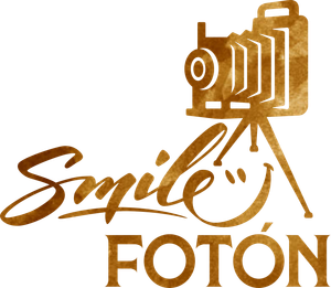 Un logotipo para una empresa llamada smilefoton con una imagen de una cámara vieja.