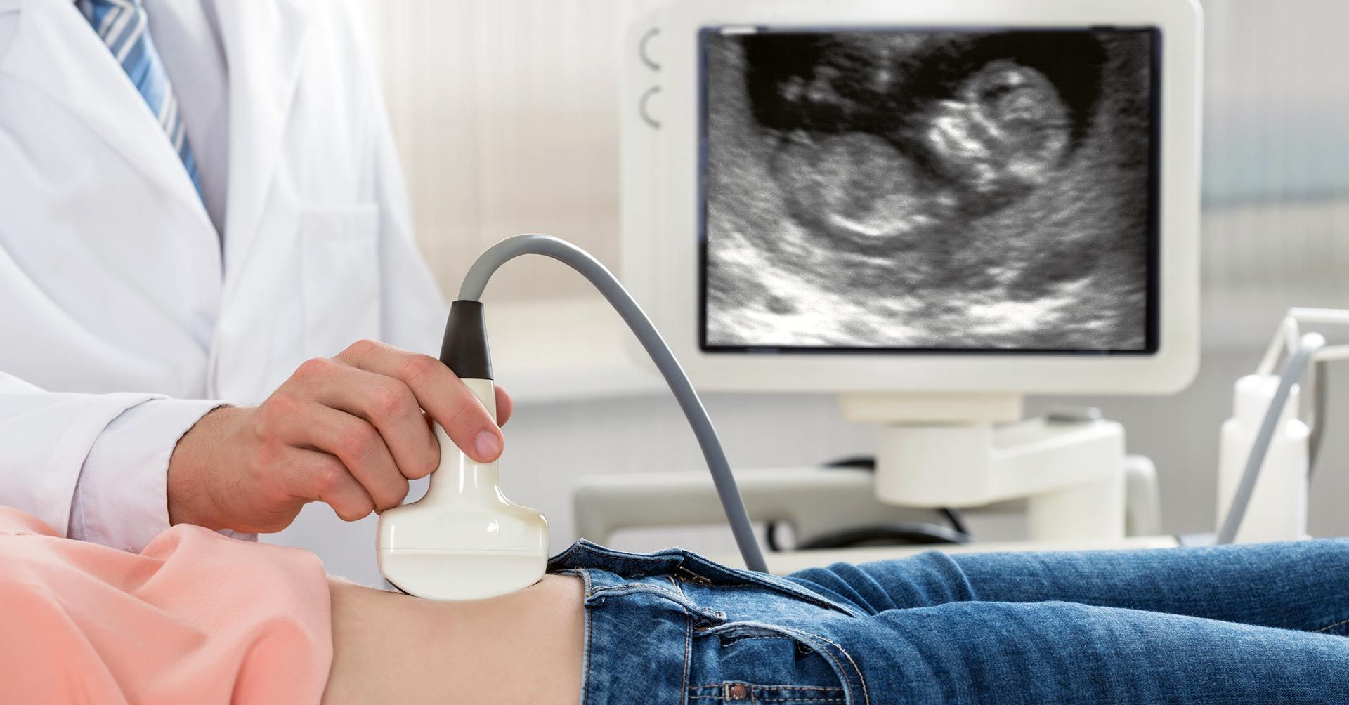Una mujer está recibiendo una ecografía de un médico.