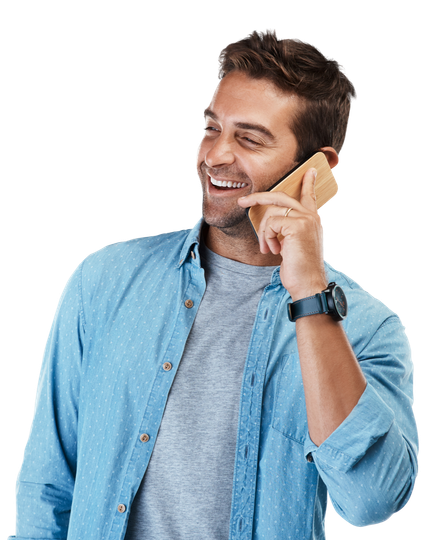 Homme avec chemise bleu et T-shirt gris au téléphone