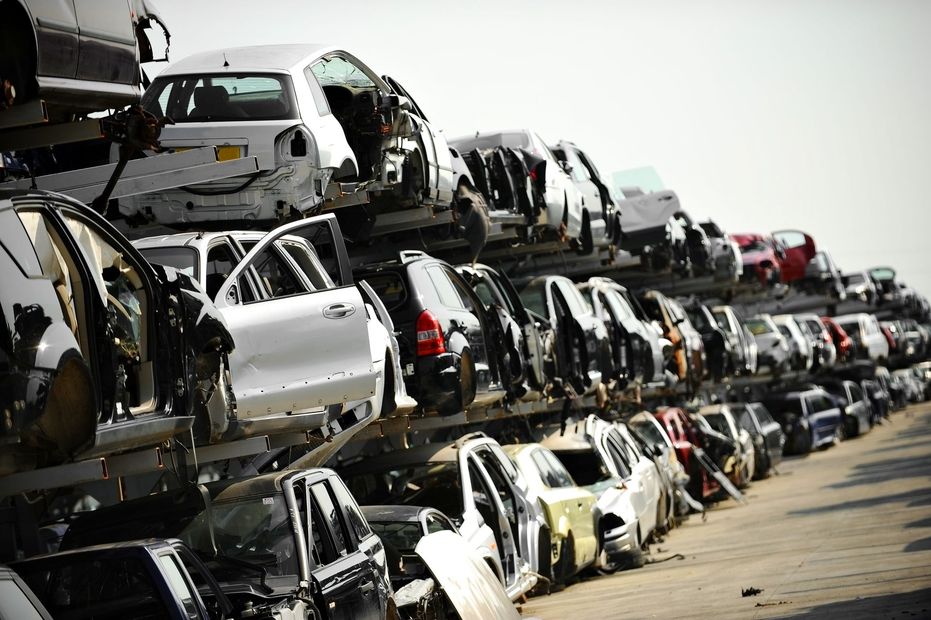 Épaves de véhicules dans une casse auto