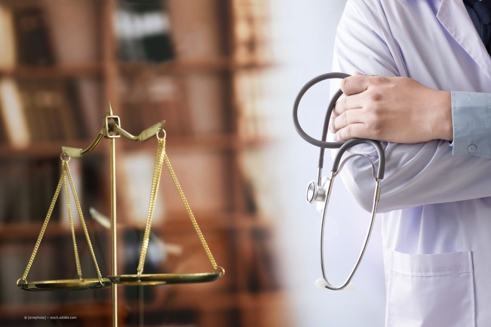 ATM Rechts- und Steuerberatungsgesellschaft – zweispaltiges Bild: auf der linken Seite sieht man eine Waage in einer Anwaltskanzlei, rechts einen Arzt im Kittel, der ein Stethoskop hält.