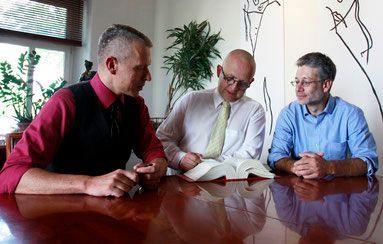 ATM Rechts- und Steuerberatungsgesellschaft – die Rechtsanwälte Torsten Wildner und Andrej Janietz sitzen gemeinsam mit Steuerberater Matthäus Olawsky  an einem Tisch.