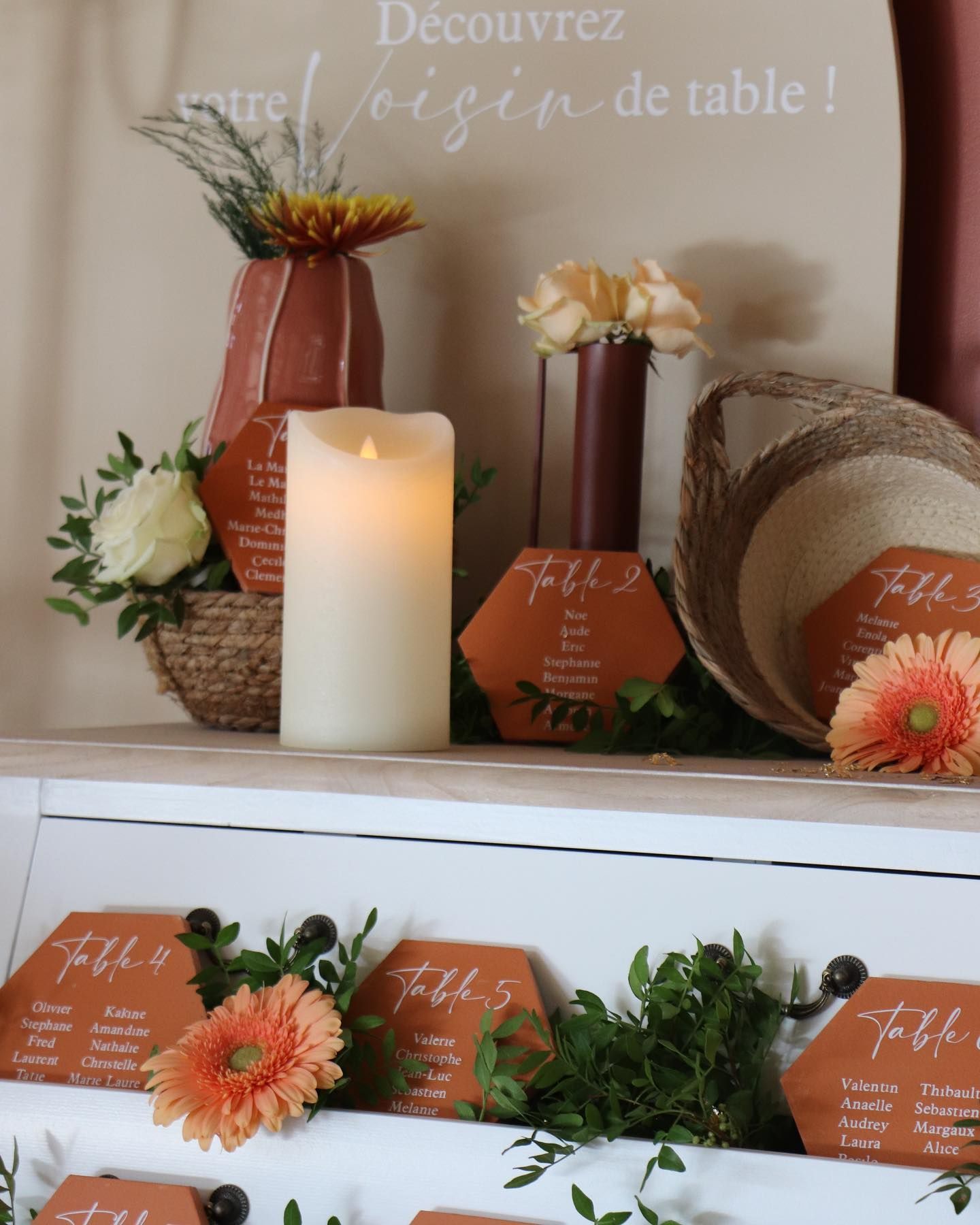 Marque-places, fleurs et bougies