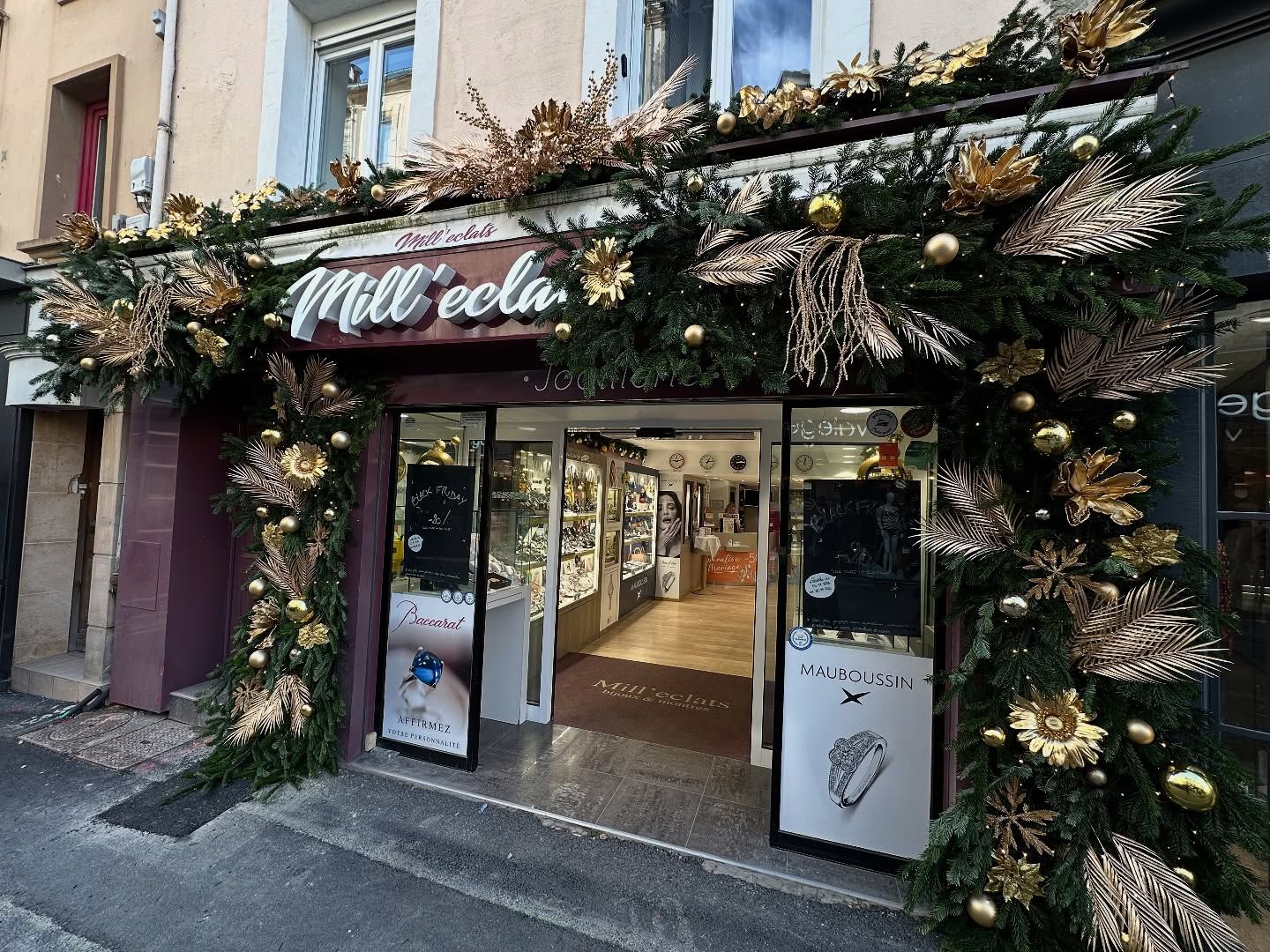 Décoration d'une vitrine extérieure pour Noël