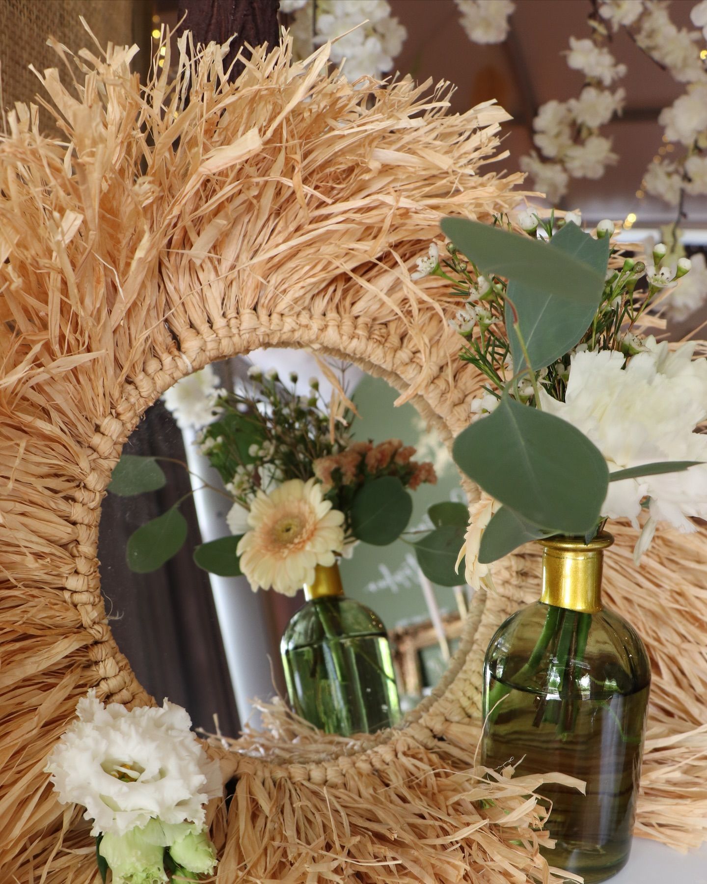 Miroir et objets de décoration verts