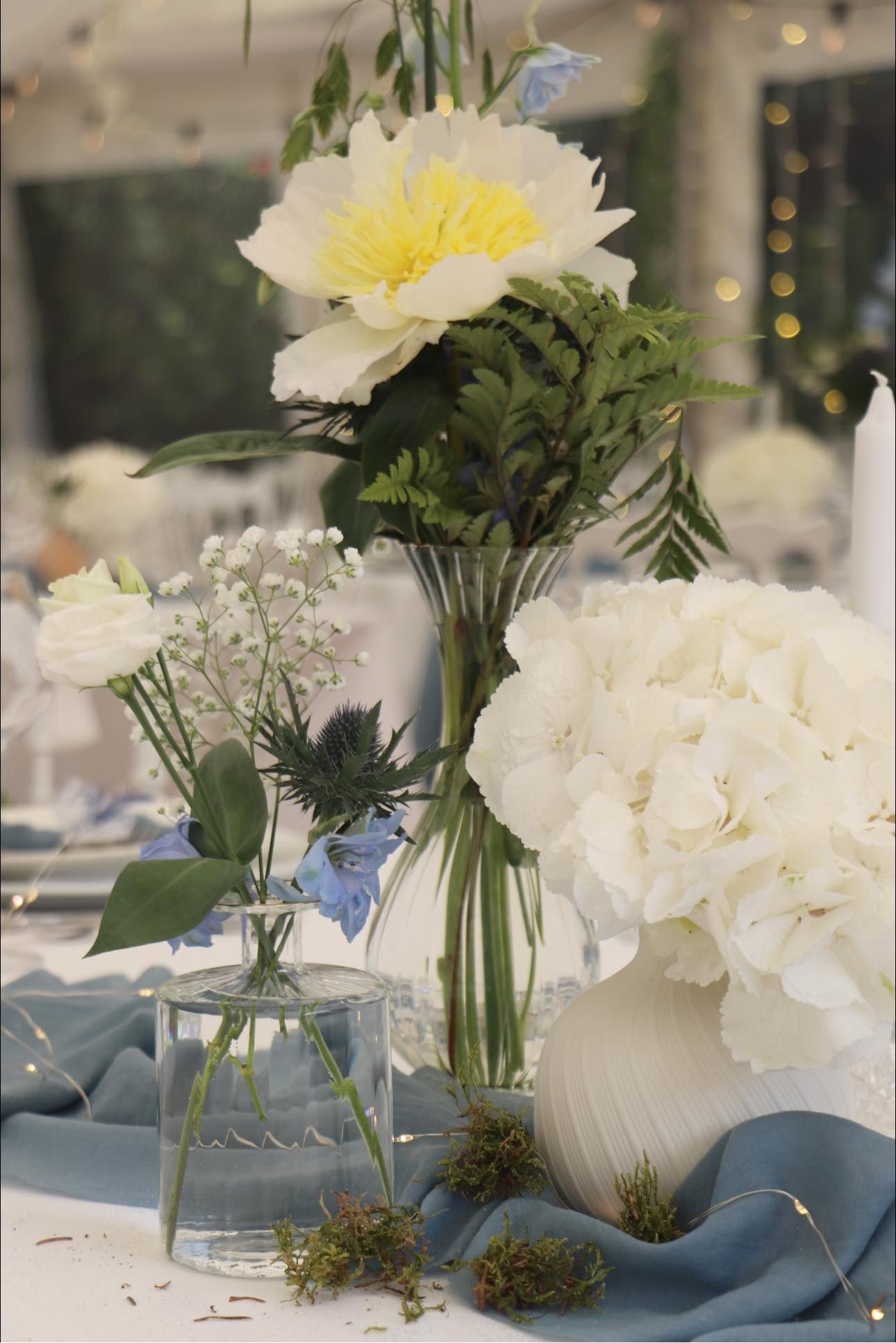 Fleurs blanches et décoration bleue