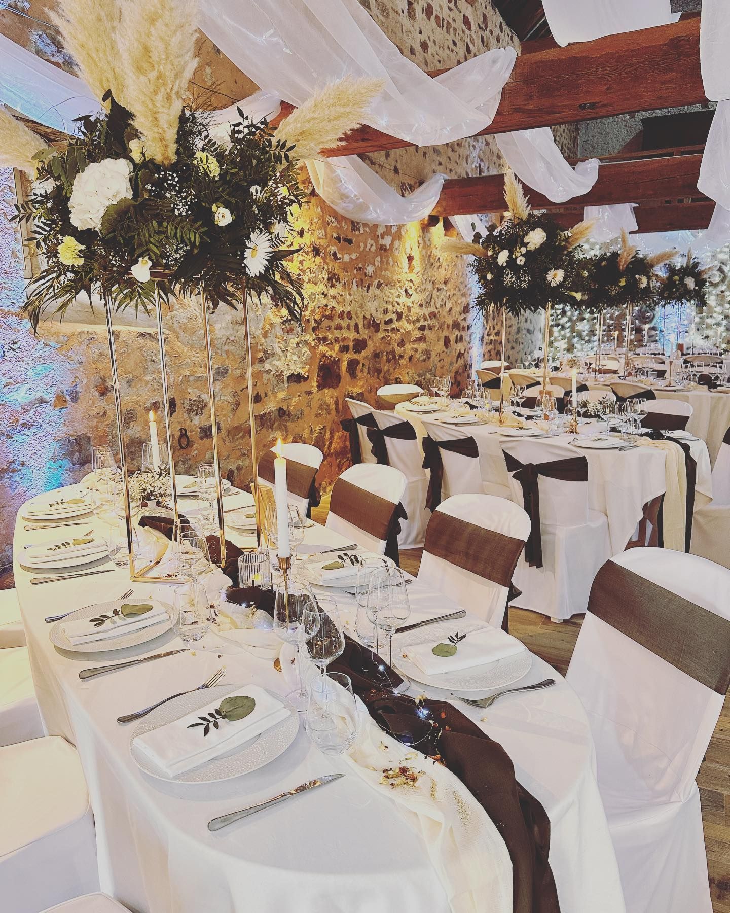 Mobilier, linge de table et vaisselle