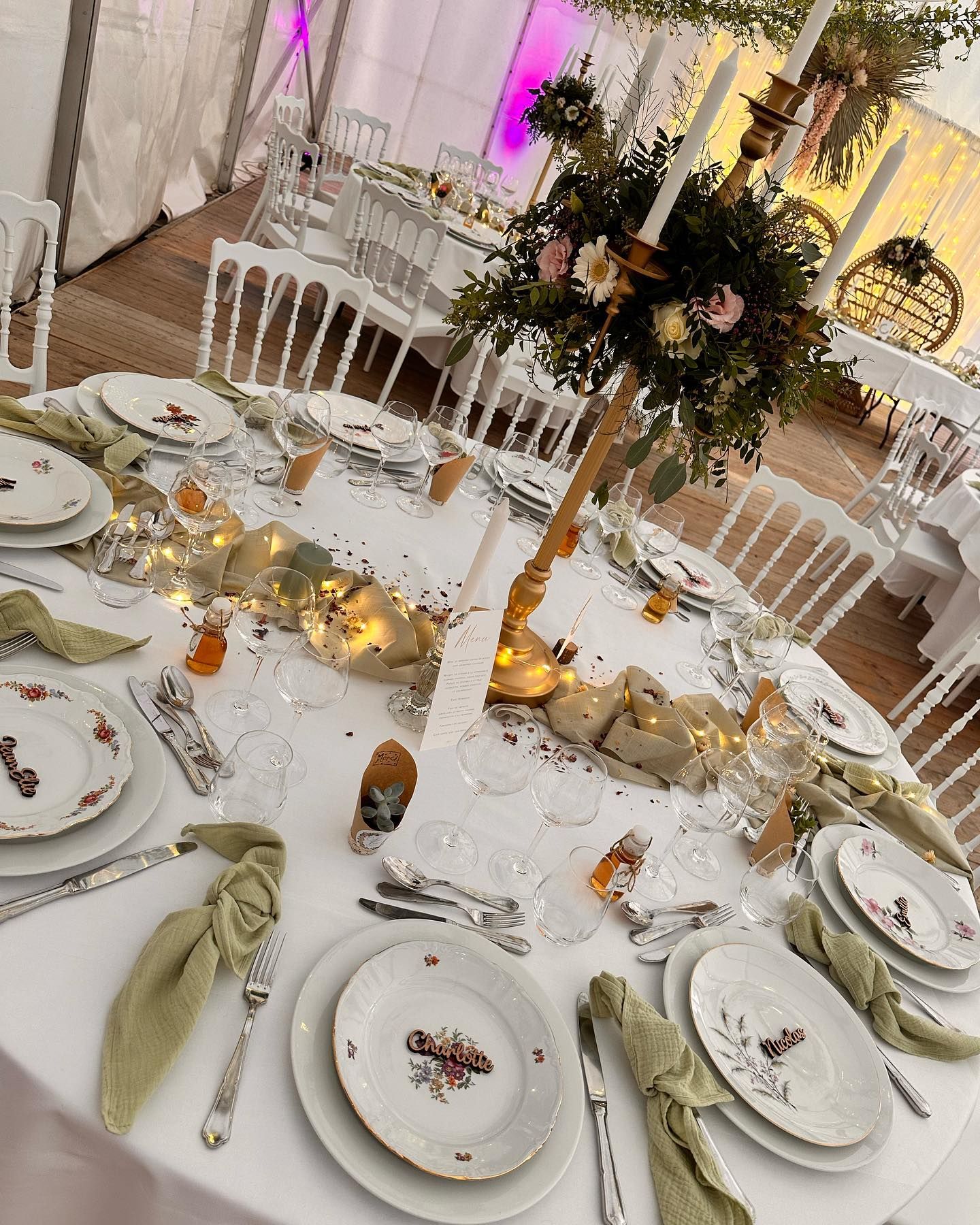 Table décorée et vaisselle fleurie