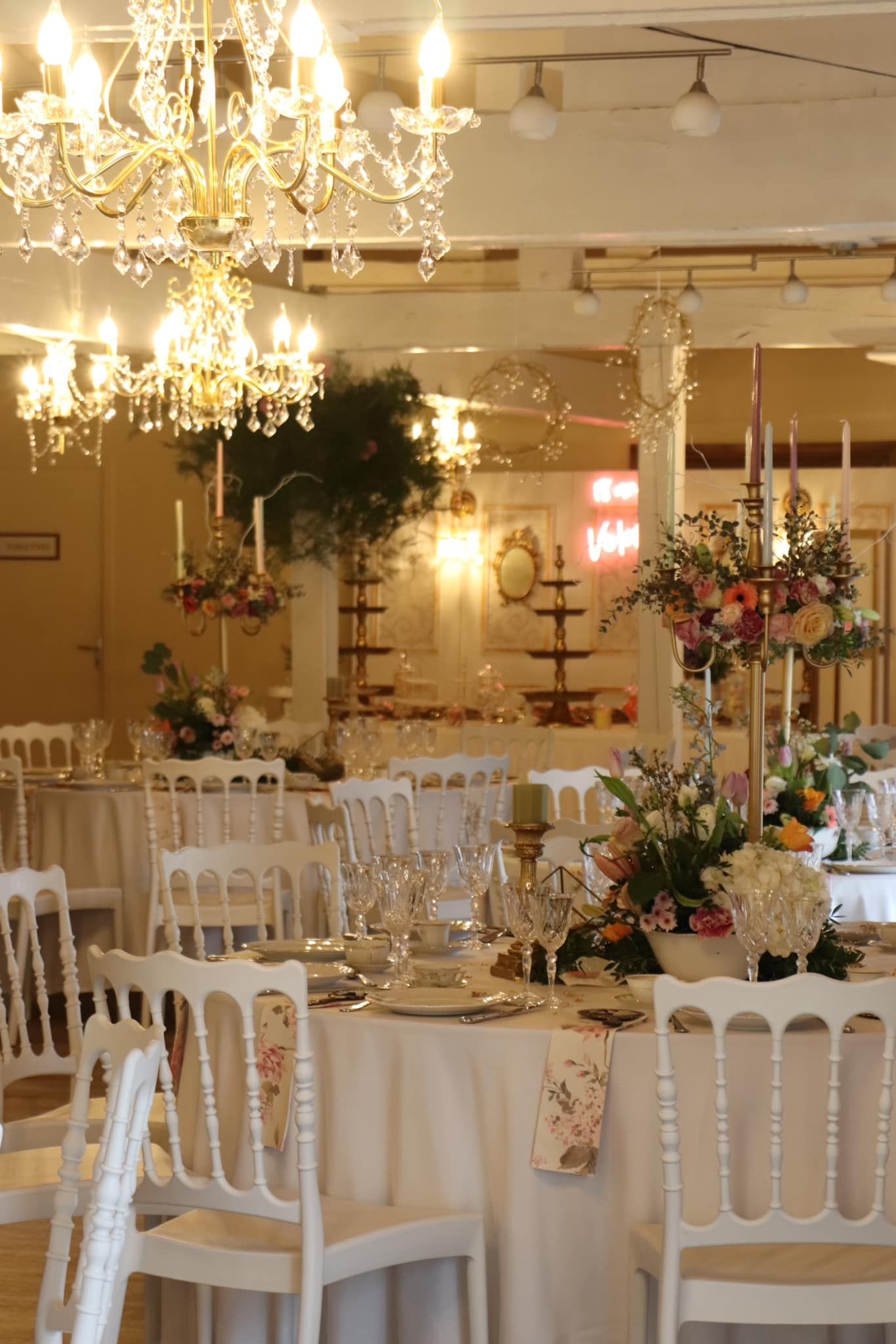 Mobilier, vaisselle et décoration fleurie