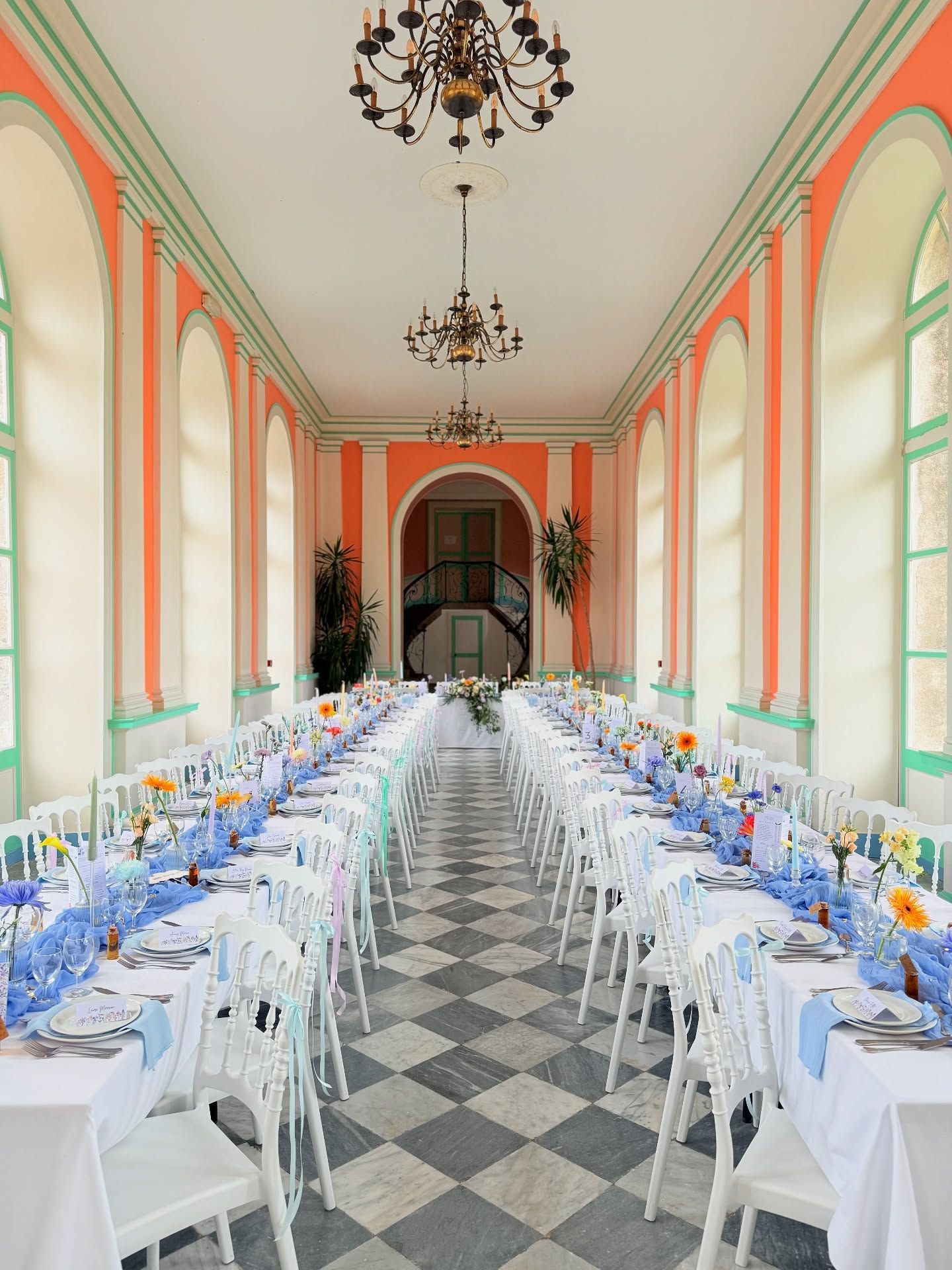 Décoration et vaisselle élégante bleue et blanche