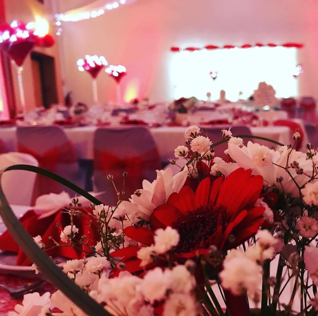 Décoration de fleurs rouges et blanches