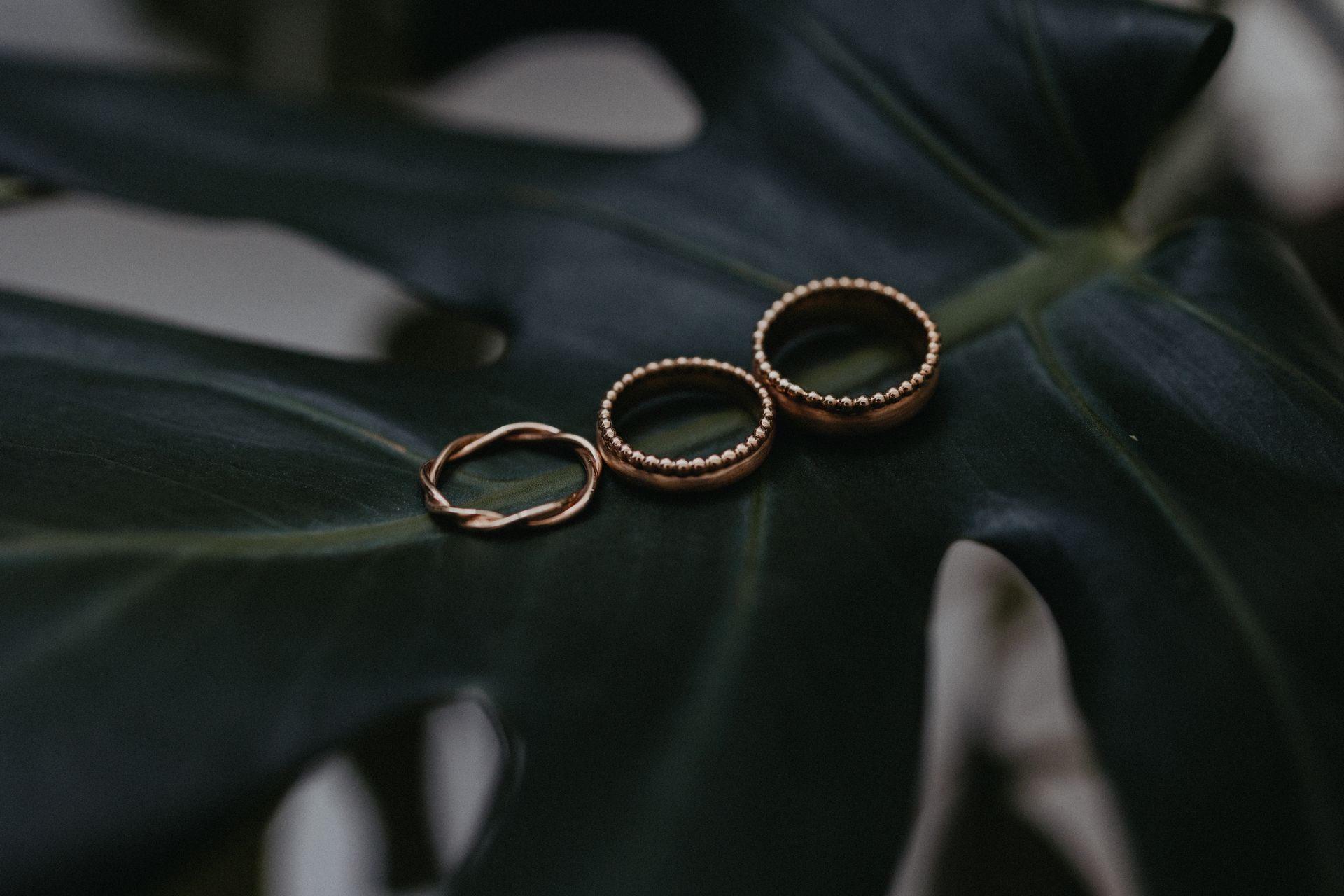 Handarbeit an einem goldenen Ring in der Goldschmiede Ponzer Gaimersheim