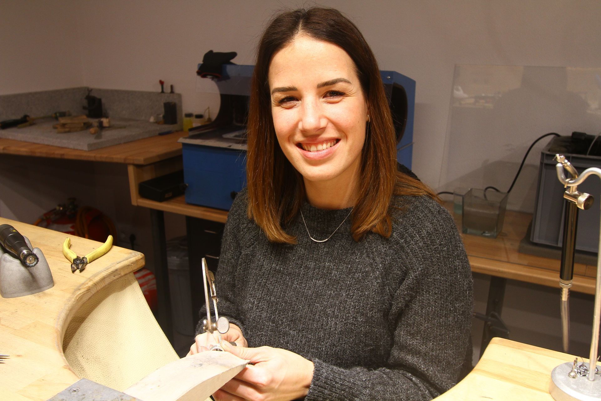 Goldschmiedin fertigt handgearbeiteten Schmuck in der Goldschmiede Ponzer Gaimersheim