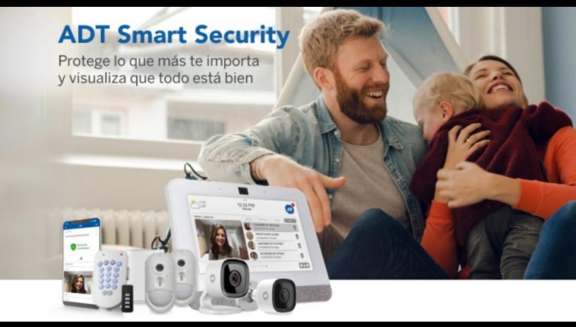 Anuncio de ADT Smart Security que muestra a una pareja sonriente con dispositivos de seguridad para el hogar y un monitor.