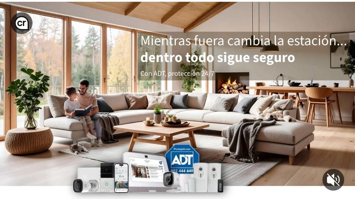 Luminoso salón con familia en sofá y sistema de seguridad ADT