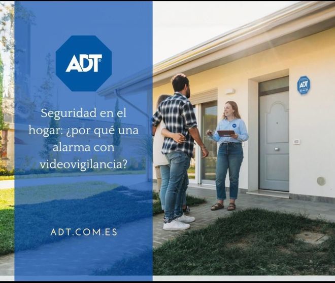 Anuncio de ADT: pareja frente a una casa con texto sobre alarma y videovigilancia