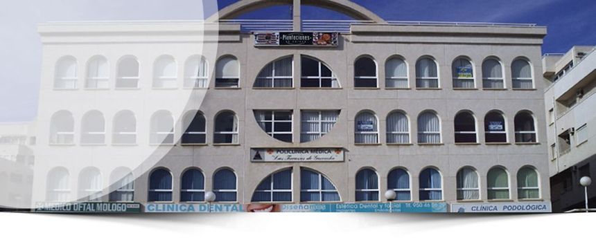 Un edificio con muchas ventanas y un cartel que dice 'Mercedes Benz'.