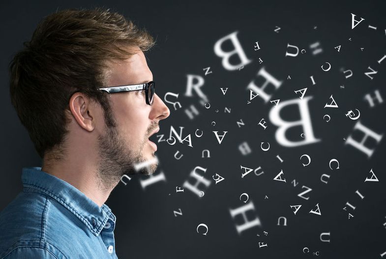 Un hombre que lleva gafas de sol está hablando con letras que salen de su boca.