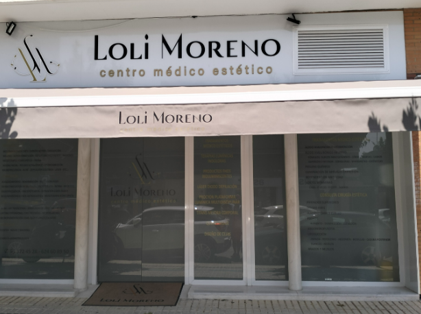 Un escaparate con un cartel que dice Loli Moreno.