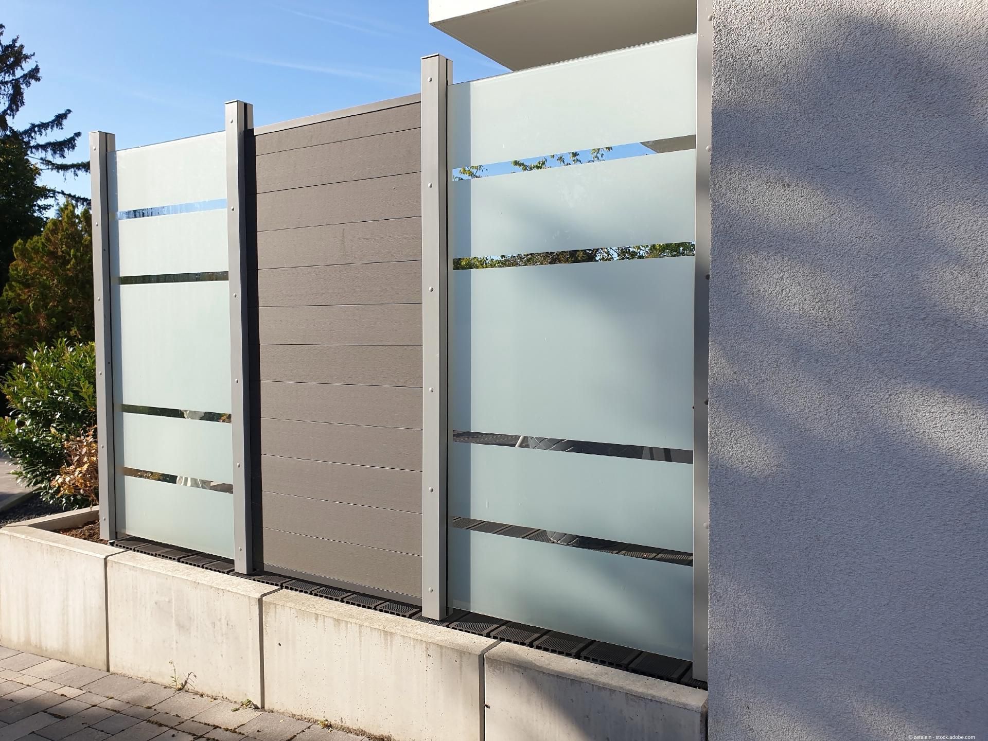 Moderner Sichtschutz aus satiniertem Glas und Holz für den Außenbereich
