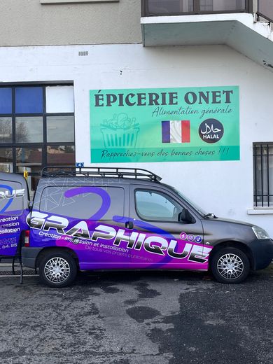 Une camionnette de livraison grise est garée devant un magasin nommé Épicerie Onet, avec une enseigne verte ornée du drapeau et du logo français.
