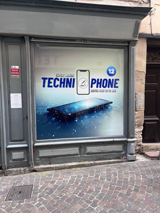 Vitrine du magasin Techni Phone présentant un graphisme de smartphone et un fond numérique aux teintes bleutées.