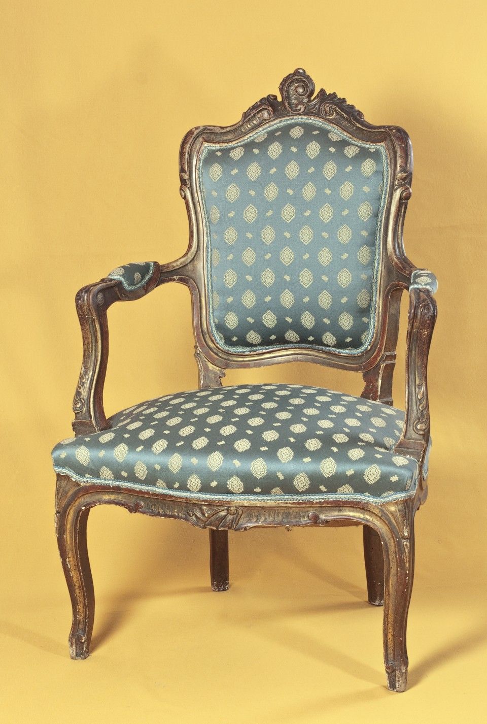 Neues Polster auf antikem Stuhl