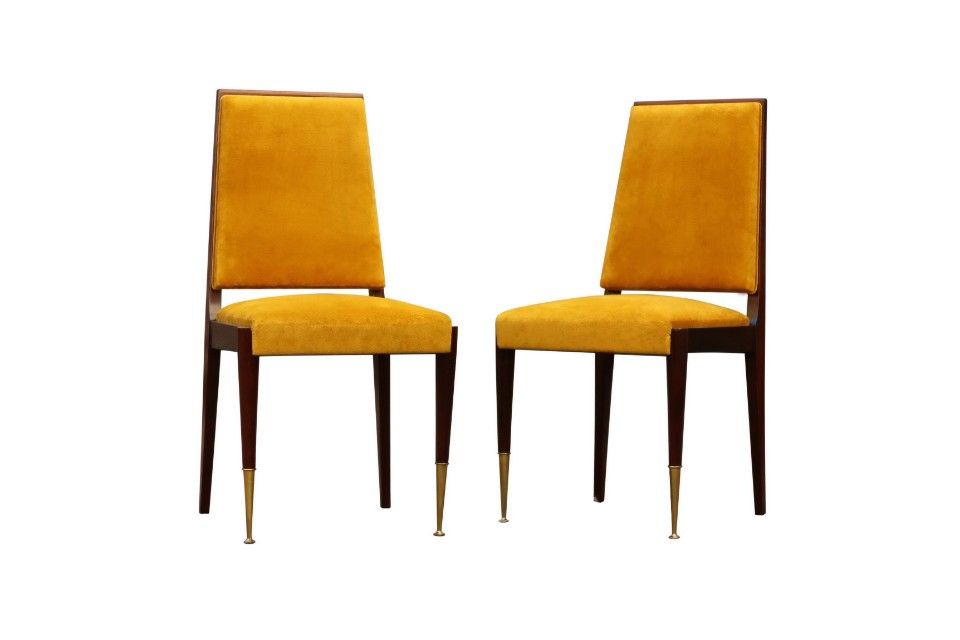 Zwei gelbe Polsterstühle