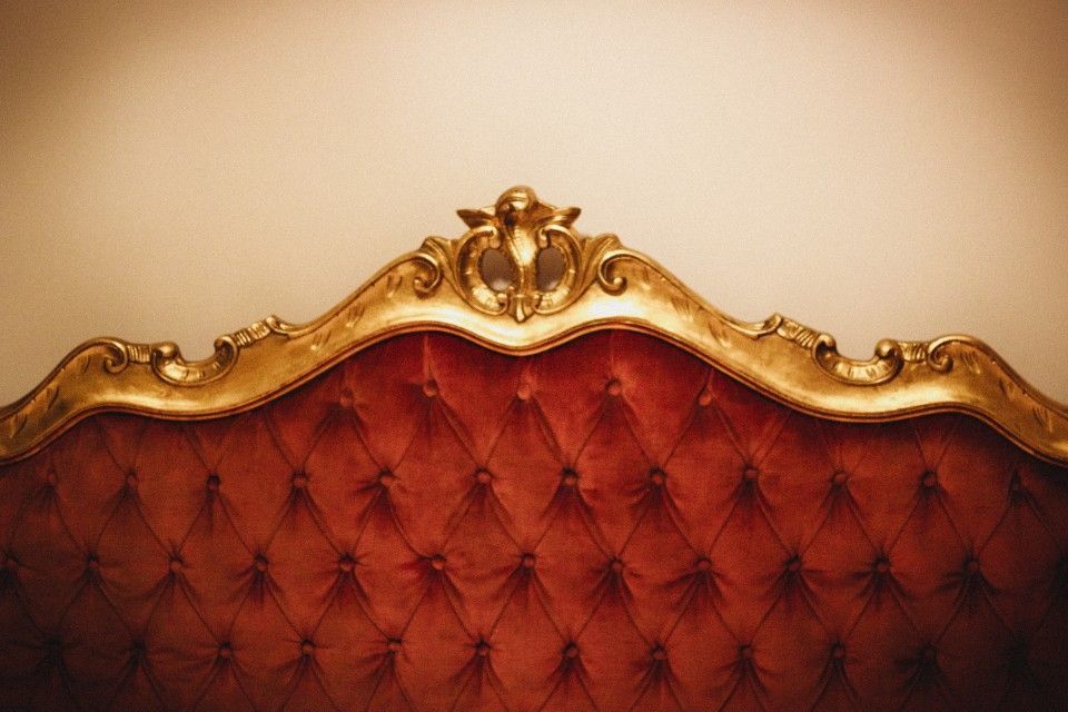 Rote Couch mit goldenen Verzierungen