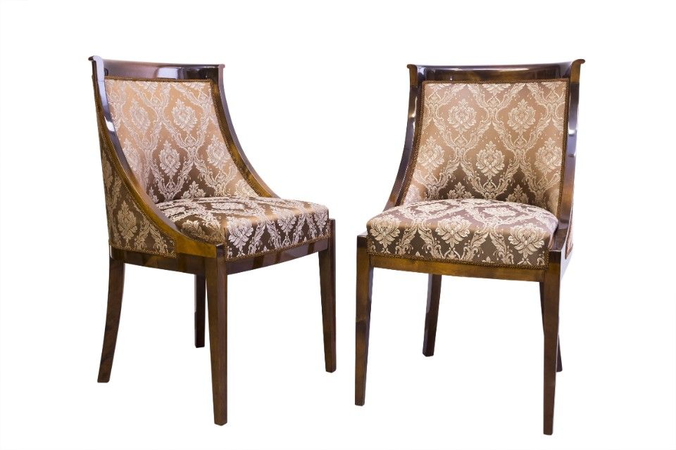 zwei gleich gepolsterte Stühle