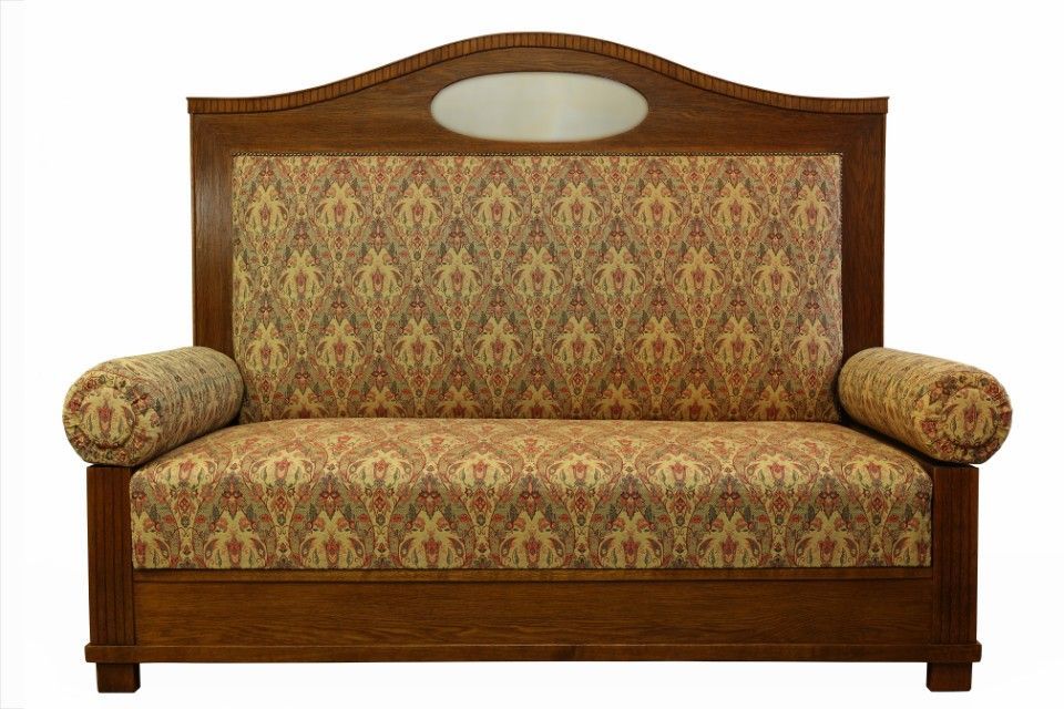 Holzsofa aus braunem Holz und mit grünem Bezug