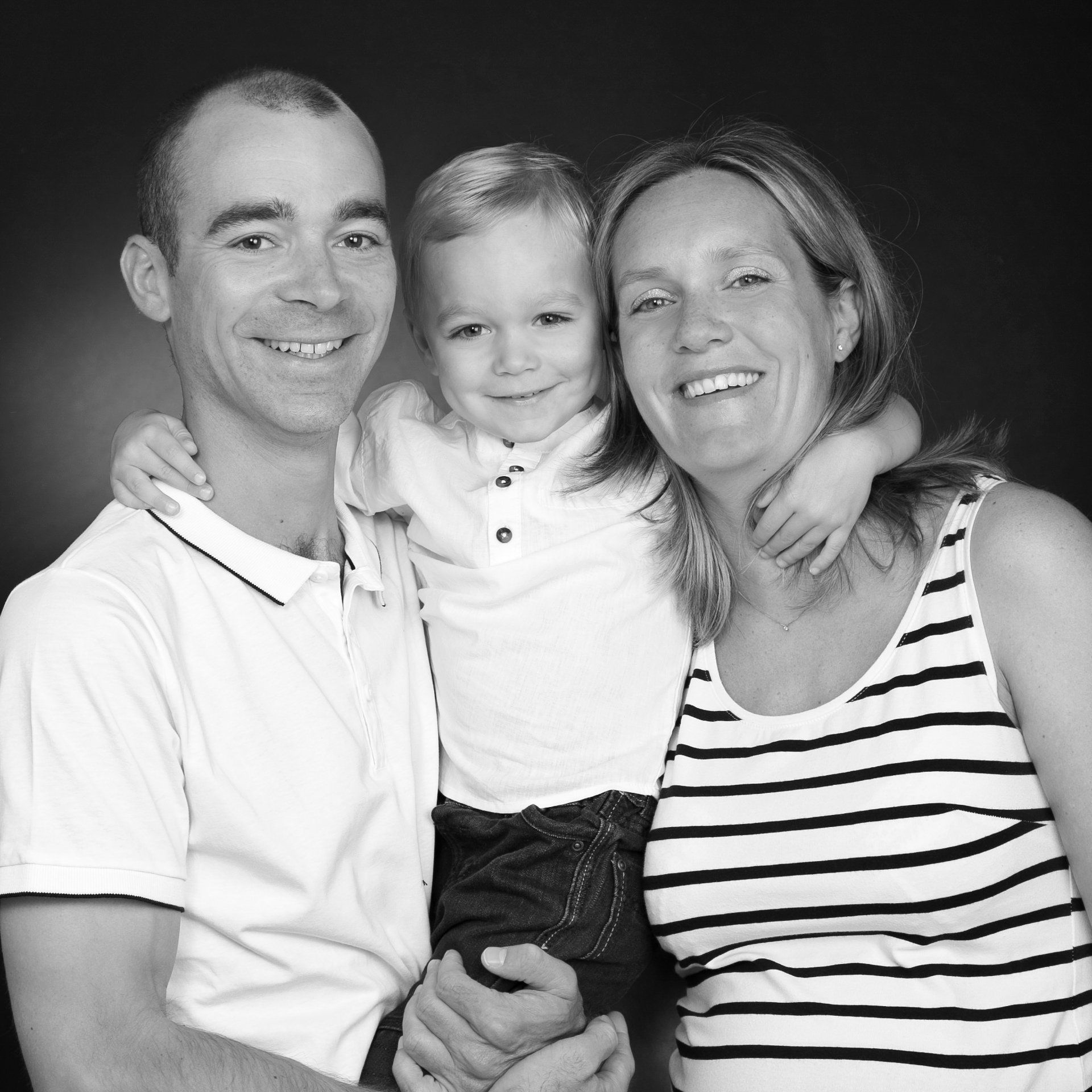 Photo en noir et blanc d'une famille avec un enfant