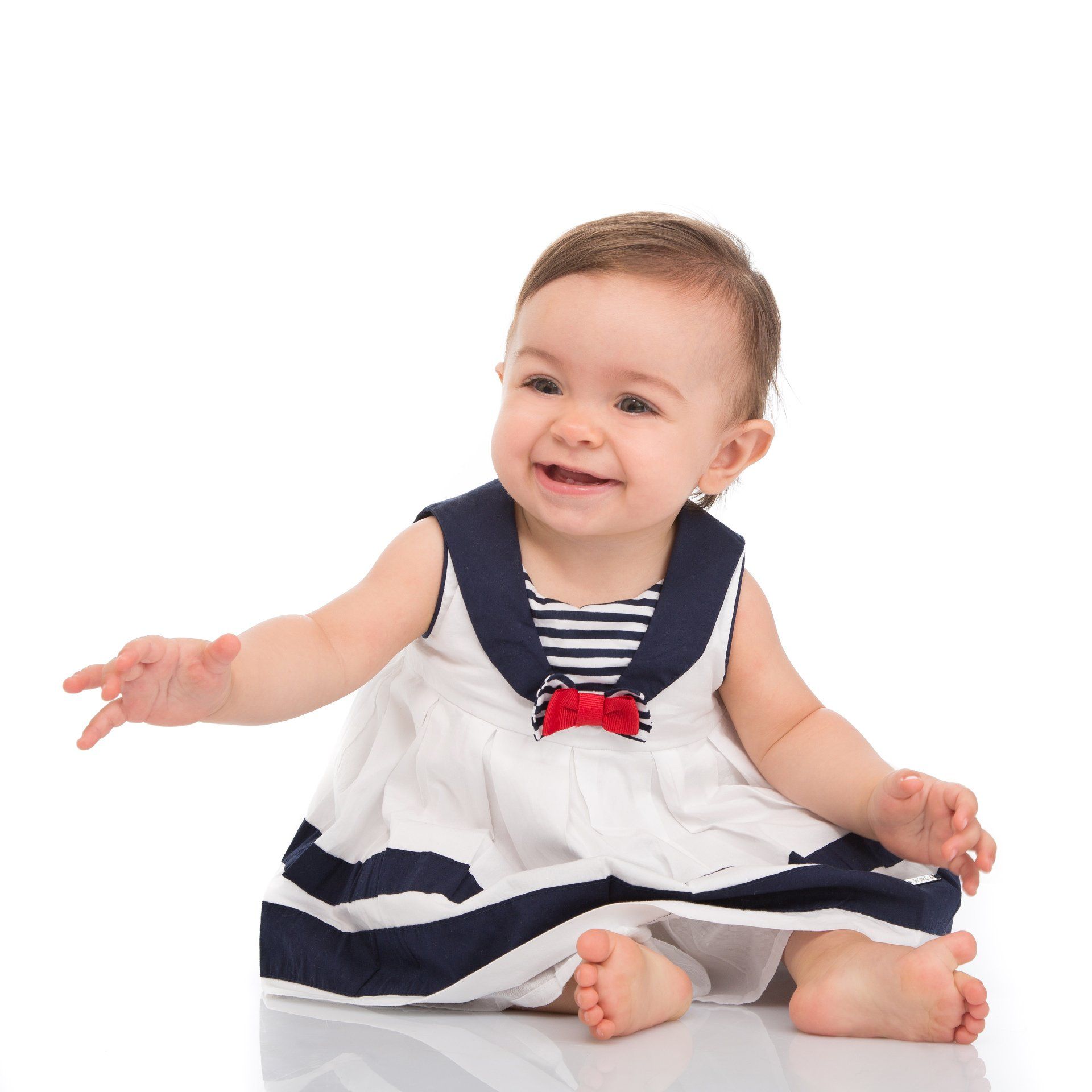 Petite fille avec une robe façon marine