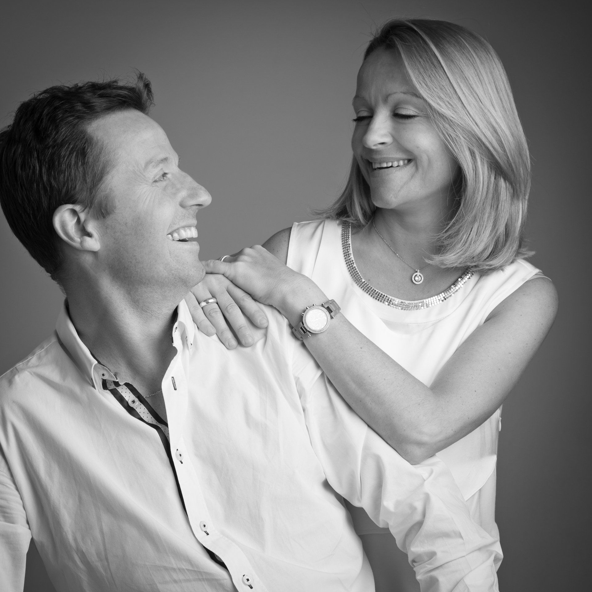 Photo en noir et blanc d'une femme et un homme qui se regardent