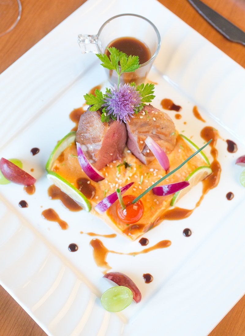 Cinq chefs cuisiniers portant des médailles autour du cou