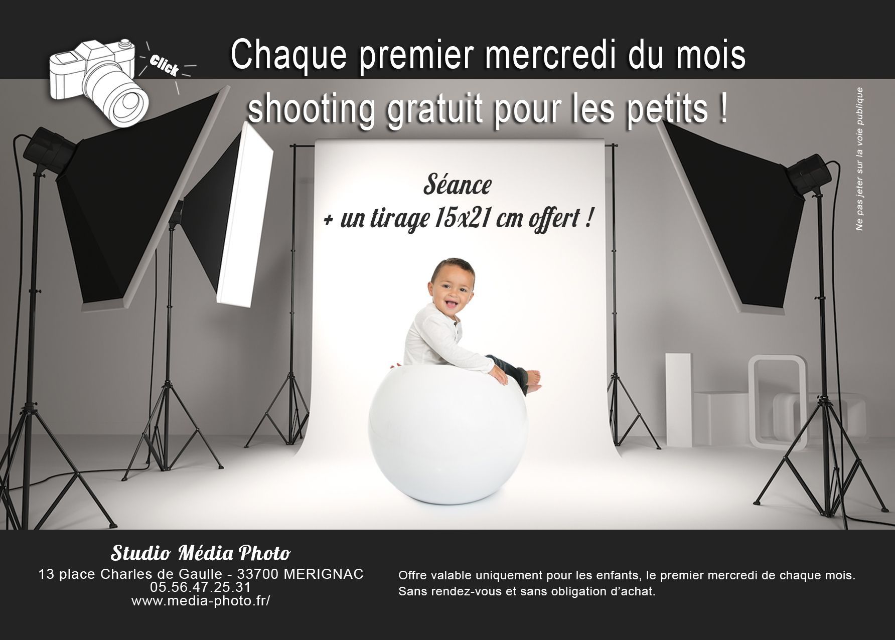 Affiche avec un enfant sur une boule dans un studio photo