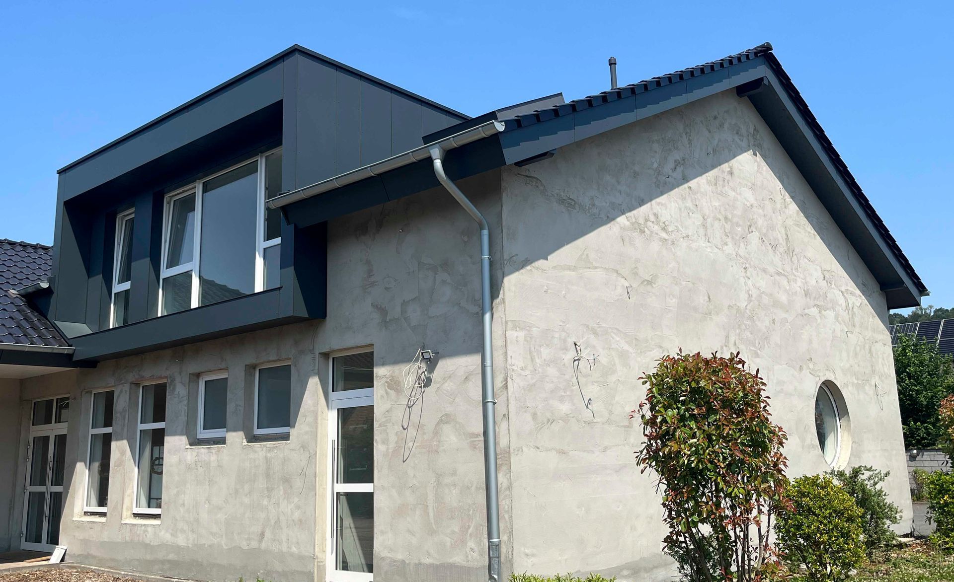 Ein Haus mit einer Dachrinne an der Seite