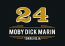 El n&uacute;mero &ldquo;24&rdquo; en dorado sobre &ldquo;MOBY DICK MARIN&rdquo; y &ldquo;TORRE VIEJA&rdquo; sobre un fondo negro.