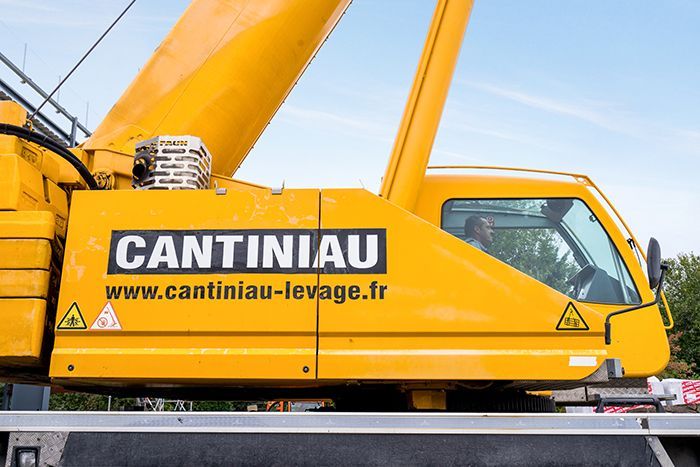 Véhicule jaune de Cantiniau vue de près.