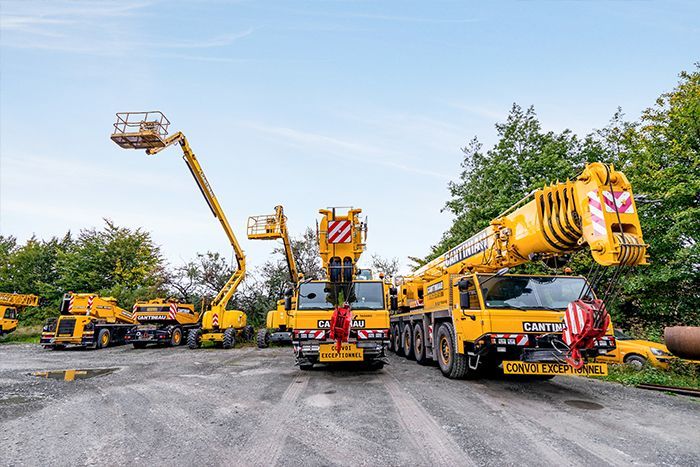 Plusieurs véhicule en ligne de levage jaune.