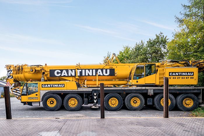 Grande grue de levage jaune.