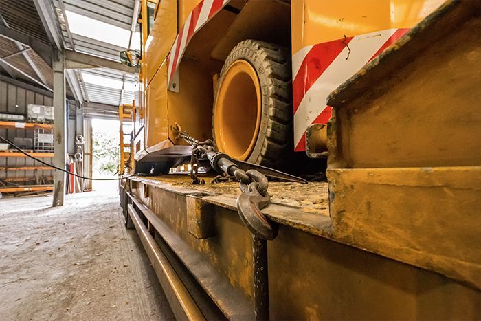 Zoom sur une remorque transportant un véhicule de l'entreprise Cantiniau.