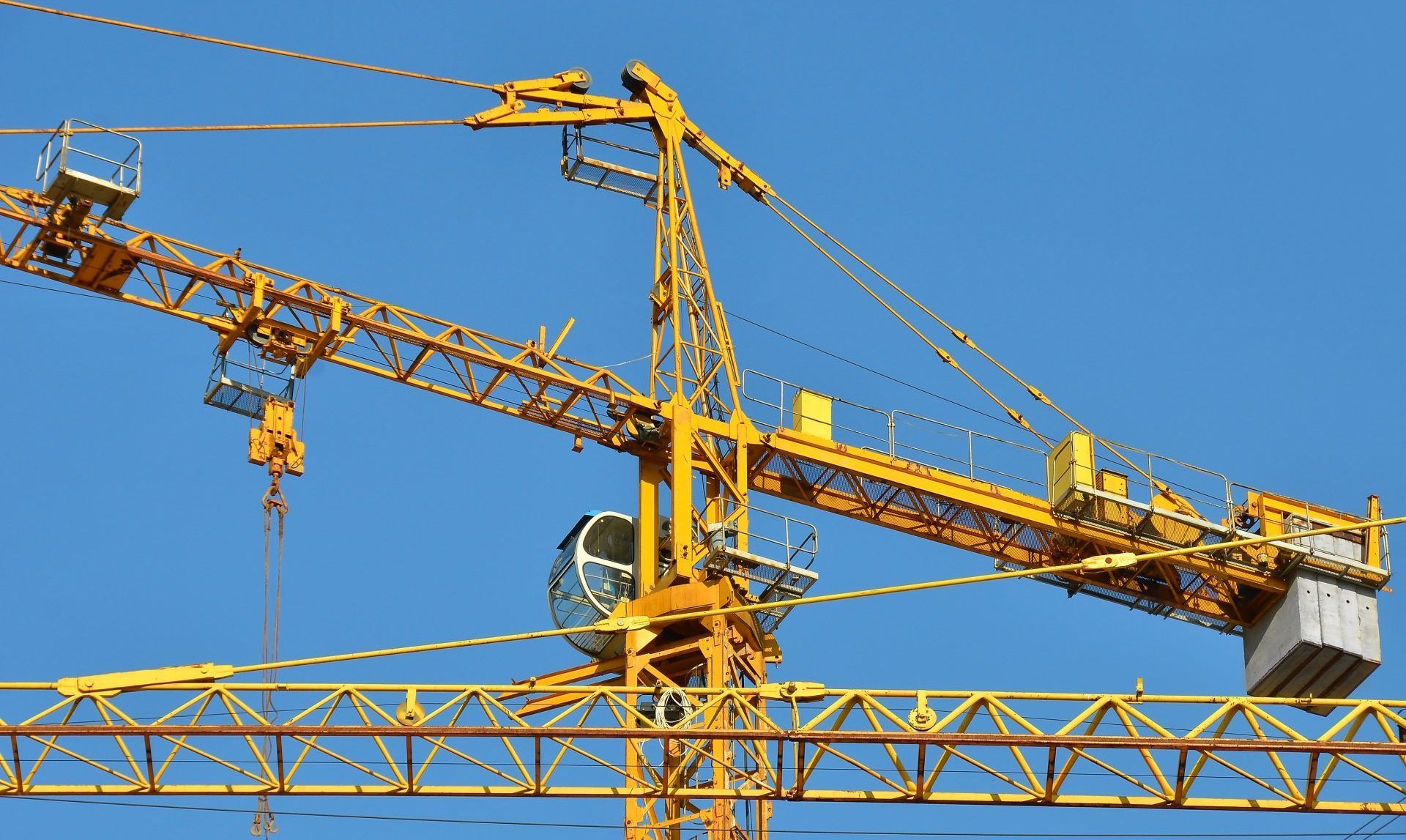 Vue sur des grandes grues jaunes fixes.