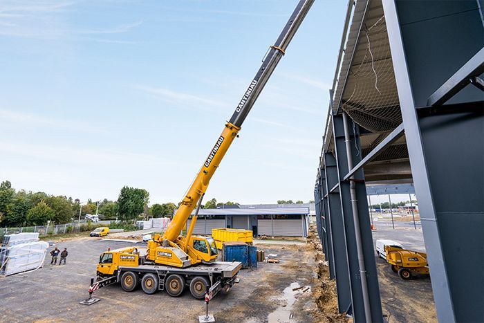 Véhicule de levage de Cantiniau sur chantier.