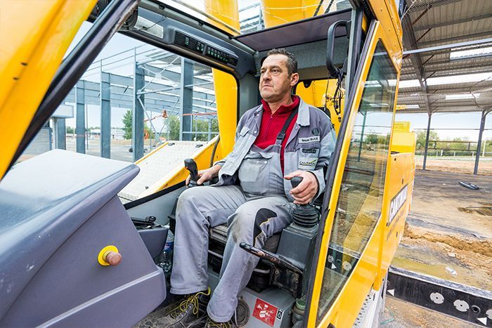 Conducteur de véhicule de levage de Cantiniau.