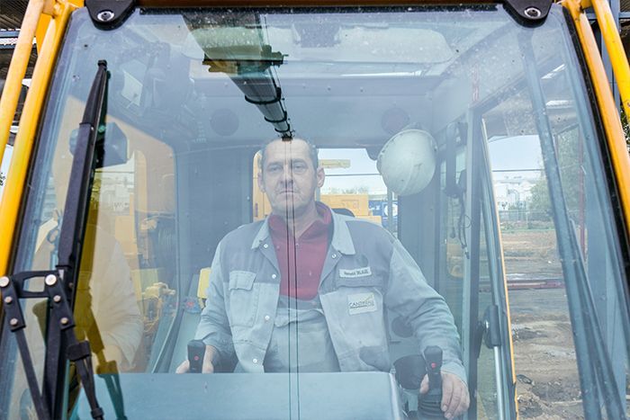 Conducteur de Cantiniau vue derriére sa vitre.
