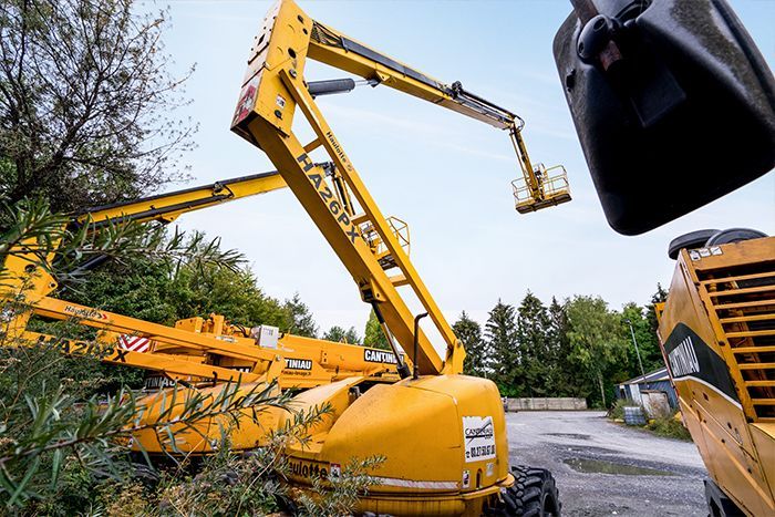 Véhicule nacelle jaune de l'entreprise Cantiniau.